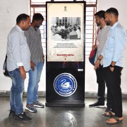 प्रदर्शनी देख रहे विद्यार्थी